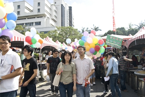 以「蛋捲卡樂町」為主題的第6屆蛋捲節粉墨登場，包括「蛋捲歡樂吧」、「蛋捲繽紛樂」、「綿綿蛋捲情」、「血拼蛋捲節」等精采的活動炒熱58週年校慶氣氛。