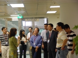 本校96學年度將延攬52名教師，除要求教學與研究能力外，具備教授資格或能以英語授課者優先考慮，以提升學生學習成效。