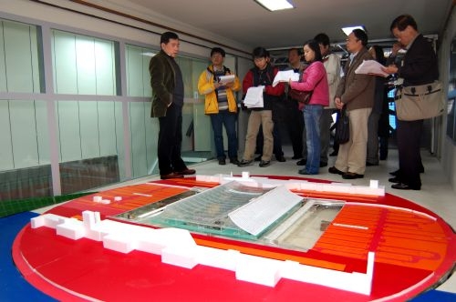 本校於1月25日邀請教育部文教記者等一行人至淡水校園，參觀水工模型試驗室及風工程研究中心。