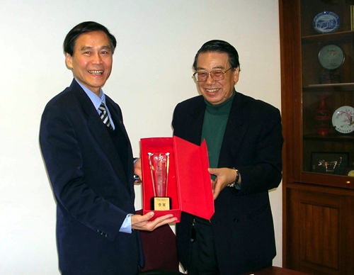 本校教科系師生以「塑膠搜查線環境樂無線」參加中華電信公司舉辦的「2006電信加值軟體大賽」，榮獲寬頻數位學習應用組第3名，本校學術副校長馮朝剛代表校長領獎