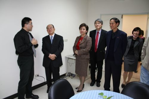 創辦人、校長、二位副校長等人於1月17日下午，親臨學習與教學中心舉辦之感恩茶會會場，期勉中心持續進行教師教學成效與增強學生學習效果之各項工作。