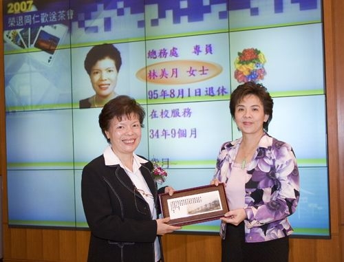校長張家宜於1月15日下午在覺生國際會議廳主持本校95學年度第1學期榮退同仁歡送茶會，感謝他們多年來將寶貴的歲月奉獻給淡江。