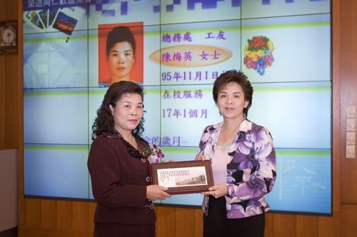 校長張家宜於1月15日下午在覺生國際會議廳主持本校95學年度第1學期榮退同仁歡送茶會，感謝他們多年來將寶貴的歲月奉獻給淡江。