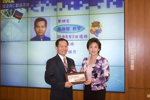 校長張家宜於1月15日下午在覺生國際會議廳主持本校95學年度第1學期榮退同仁歡送茶會，感謝他們多年來將寶貴的歲月奉獻給淡江。