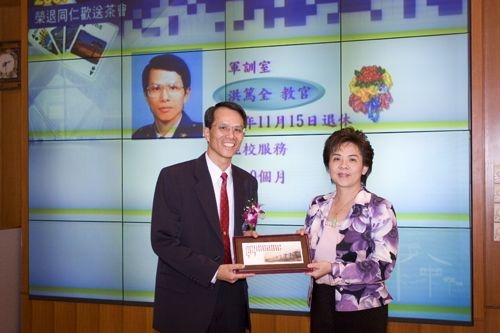 校長張家宜於1月15日下午在覺生國際會議廳主持本校95學年度第1學期榮退同仁歡送茶會，感謝他們多年來將寶貴的歲月奉獻給淡江。