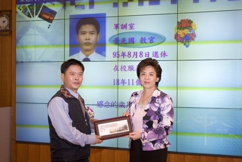 校長張家宜於1月15日下午在覺生國際會議廳主持本校95學年度第1學期榮退同仁歡送茶會，感謝他們多年來將寶貴的歲月奉獻給淡江。