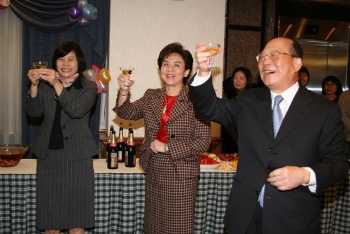 創辦人、校長、二位副校長等人於1月17日下午，親臨學習與教學中心舉辦之感恩茶會會場，期勉中心持續進行教師教學成效與增強學生學習效果之各項工作。