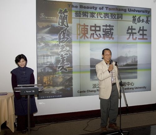 本校校長張家宜於1月9日下午在文錙藝術中心頒發感謝狀給56週年校慶「蘭陽之美」活動而捐贈畫作予本校典藏的書畫家。
