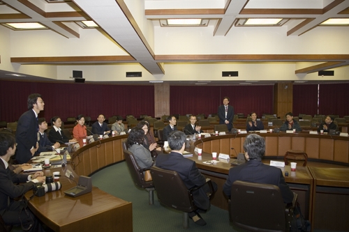 本校學術副校長馮朝剛於1月8日上午接待中國人民大學港澳台辦公室王副主任清源等一行16人蒞校交流訪問。