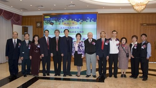 校長張家宜於1月15日下午在覺生國際會議廳主持本校95學年度第1學期榮退同仁歡送茶會，感謝他們多年來將寶貴的歲月奉獻給淡江。
