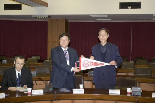 本校學術副校長馮朝剛於1月8日上午接待中國人民大學港澳台辦公室王副主任清源等一行16人蒞校交流訪問。