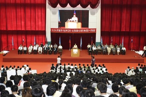 96學年度新生開學典禮暨入學講習於11及12兩日在淡水校園舉行，校長張家宜親臨主持，新生登上克難坡開啟三環五育的教育大門。