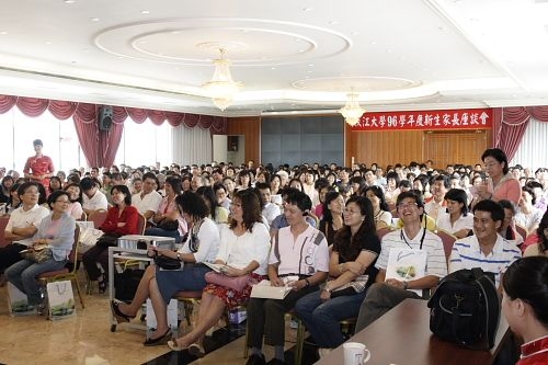 96學年度新生開學典禮暨入學講習於11及12兩日在淡水校園舉行，校長張家宜親臨主持，新生登上克難坡開啟三環五育的教育大門。