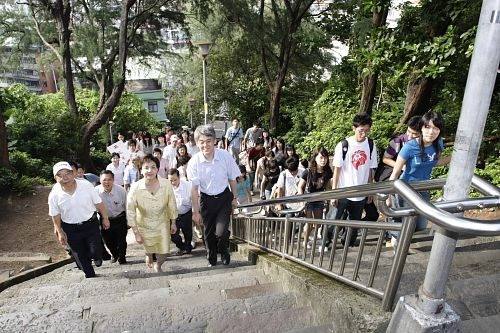 96學年度新生開學典禮暨入學講習於11及12兩日在淡水校園舉行，校長張家宜親臨主持，新生登上克難坡開啟三環五育的教育大門。