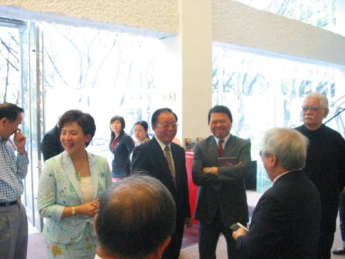 本校自即日起至10月底於文錙藝術中心展覽廳展出「今日有約」畫展，讓欣賞者體驗鮮明而異質繽紛的藝術風華。教育部周燦德次長與本校張家宜校長共同主持開幕茶會。