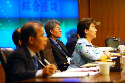 本校96學年度新聘教師座談會於9月10日上午舉行，讓新聘教師儘速了解淡江文化、教學環境及資源，俾利扮演教師角色並有效發揮專才。