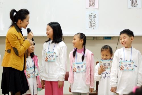 本校親善大使團在淡水校園舉辦寒假禮儀成長營之「麻雀變公主、青蛙變王子」活動，熱鬧又有趣的課程包括美姿美儀、西餐禮儀、生活英語，讓參與的學童不虛此行。