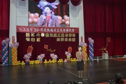 本校95年度歲末聯歡會於2月9日下午1時30分在淡水校園紹謨紀念體育館熱鬧登場，精采的表演節目及豐富多樣的摸彩讓全校教職員工及退休人員High到最高點。