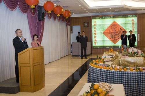 本校丁亥年新春團拜茶會於2月26日（星期一）上午10時在淡水校園覺生國際會議廳舉行，團拜活動由張家宜校長帶領之下，共有近100位教職員參與。