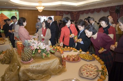 本校丁亥年新春團拜茶會於2月26日（星期一）上午10時在淡水校園覺生國際會議廳舉行，團拜活動由張家宜校長帶領之下，共有近100位教職員參與。
