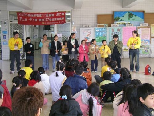 本校學生社團康樂輔導社同學主辦的96竹圍國小冬令營-花冬之旅活動在淡水竹圍國小舉行。
