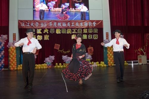 本校95年度歲末聯歡會於2月9日下午1時30分在淡水校園紹謨紀念體育館熱鬧登場，精采的表演節目及豐富多樣的摸彩讓全校教職員工及退休人員High到最高點。