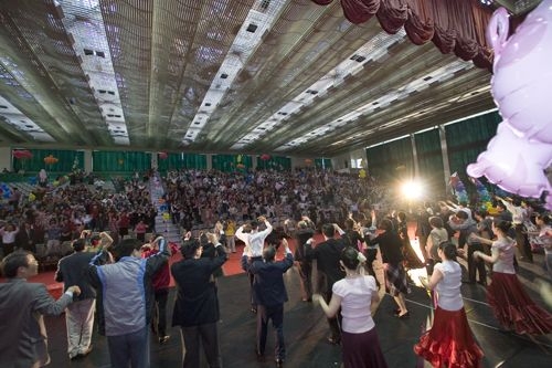 本校95年度歲末聯歡會於2月9日下午1時30分在淡水校園紹謨紀念體育館熱鬧登場，精采的表演節目及豐富多樣的摸彩讓全校教職員工及退休人員High到最高點。