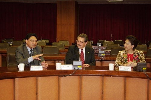 美國加州州立大學沙加緬度分校（California State University, Sacramento）校長Dr. Alexander Gonzalez及副校長Dr. Ming-Tung Lee蒞校訪問，研議兩校學生之研習計畫、深耕藍海策略及落實集體協作。