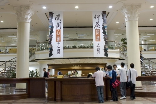 為配合世界閱讀日，本校覺生紀念圖書館舉辦一連串贈書、換書與獎勵活動，呼籲全校教職員工生充分利用圖書館，並養成天天閱讀的良好習慣。