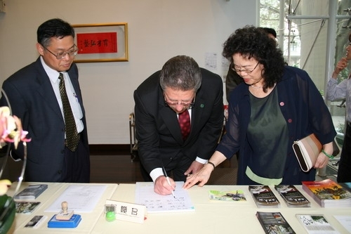 美國加州州立大學沙加緬度分校（California State University, Sacramento）校長Dr. Alexander Gonzalez及副校長Dr. Ming-Tung Lee蒞校訪問，研議兩校學生之研習計畫、深耕藍海策略及落實集體協作。