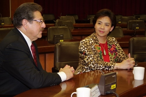 美國加州州立大學沙加緬度分校（California State University, Sacramento）校長Dr. Alexander Gonzalez及副校長Dr. Ming-Tung Lee蒞校訪問，研議兩校學生之研習計畫、深耕藍海策略及落實集體協作。