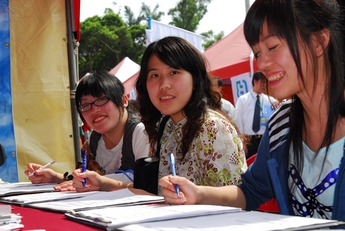 Cheers雜誌持續針對國內1000大企業進行「2008年台灣1000大企業人才策略與最愛大學生調查」，結果本校再次蟬聯私校第1名，印證了企業期待的人才就在淡江。
