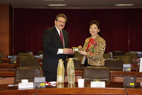 美國加州州立大學沙加緬度分校（California State University, Sacramento）校長Dr. Alexander Gonzalez及副校長Dr. Ming-Tung Lee蒞校訪問，研議兩校學生之研習計畫、深耕藍海策略及落實集體協作。