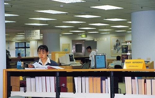 為配合世界閱讀日，本校覺生紀念圖書館舉辦一連串贈書、換書與獎勵活動，呼籲全校教職員工生充分利用圖書館，並養成天天閱讀的良好習慣。