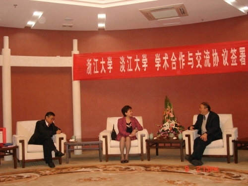 本校張家宜校長於1月8日率團訪問中國大陸浙江大學，並於當日下午與該校校長楊衛共同簽署學術合作與交流協議，兩校將進一步展開學術交流合作，共同培育國際化之人才。