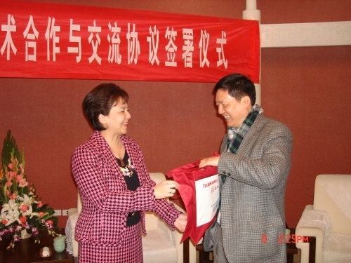 本校張家宜校長於1月8日率團訪問中國大陸浙江大學，並於當日下午與該校校長楊衛共同簽署學術合作與交流協議，兩校將進一步展開學術交流合作，共同培育國際化之人才。