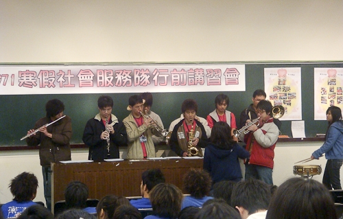 本校舉行「寒假社會服務隊授旗授證典禮」，校長張家宜親自授旗授證，期勉社團的學生發揮愛心、積極參與活動，把學習的場所擴大到社會服務，奠定日後馳騁職場的基石。