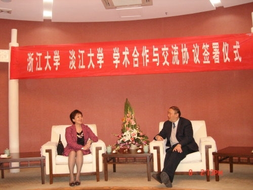 本校張家宜校長於1月8日率團訪問中國大陸浙江大學，並於當日下午與該校校長楊衛共同簽署學術合作與交流協議，兩校將進一步展開學術交流合作，共同培育國際化之人才。