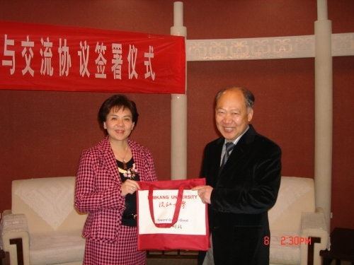 本校張家宜校長於1月8日率團訪問中國大陸浙江大學，並於當日下午與該校校長楊衛共同簽署學術合作與交流協議，兩校將進一步展開學術交流合作，共同培育國際化之人才。