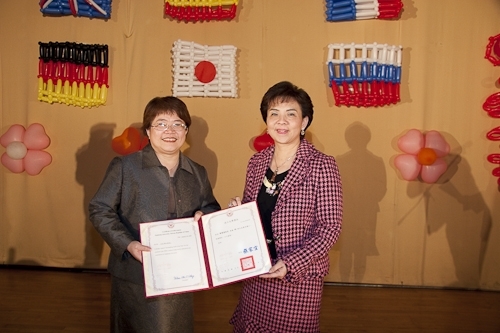 本校97年度歲末聯歡會在淡水校園學生活動中心熱鬧登場，豐富的摸彩獎金、獎品及精彩的節目演出，平日溫文儒雅的主管及教職員們，搖身一變成為秀場的佼佼者，讓人大開眼界！透過舞蹈、音樂、服裝等呈現出的異國特色，也讓參與盛會的全校教職員工及退休人員耳目為之一新。