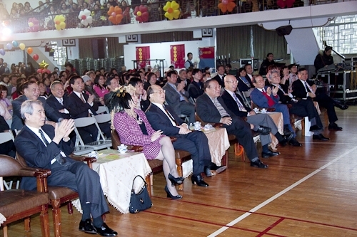 本校97年度歲末聯歡會在淡水校園學生活動中心熱鬧登場，豐富的摸彩獎金、獎品及精彩的節目演出，平日溫文儒雅的主管及教職員們，搖身一變成為秀場的佼佼者，讓人大開眼界！透過舞蹈、音樂、服裝等呈現出的異國特色，也讓參與盛會的全校教職員工及退休人員耳目為之一新。