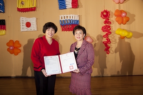 本校97年度歲末聯歡會在淡水校園學生活動中心熱鬧登場，豐富的摸彩獎金、獎品及精彩的節目演出，平日溫文儒雅的主管及教職員們，搖身一變成為秀場的佼佼者，讓人大開眼界！透過舞蹈、音樂、服裝等呈現出的異國特色，也讓參與盛會的全校教職員工及退休人員耳目為之一新。