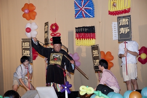 本校97年度歲末聯歡會在淡水校園學生活動中心熱鬧登場，豐富的摸彩獎金、獎品及精彩的節目演出，平日溫文儒雅的主管及教職員們，搖身一變成為秀場的佼佼者，讓人大開眼界！透過舞蹈、音樂、服裝等呈現出的異國特色，也讓參與盛會的全校教職員工及退休人員耳目為之一新。