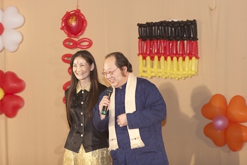 本校97年度歲末聯歡會在淡水校園學生活動中心熱鬧登場，豐富的摸彩獎金、獎品及精彩的節目演出，平日溫文儒雅的主管及教職員們，搖身一變成為秀場的佼佼者，讓人大開眼界！透過舞蹈、音樂、服裝等呈現出的異國特色，也讓參與盛會的全校教職員工及退休人員耳目為之一新。