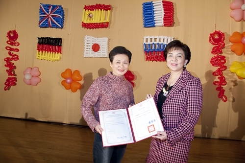本校97年度歲末聯歡會在淡水校園學生活動中心熱鬧登場，豐富的摸彩獎金、獎品及精彩的節目演出，平日溫文儒雅的主管及教職員們，搖身一變成為秀場的佼佼者，讓人大開眼界！透過舞蹈、音樂、服裝等呈現出的異國特色，也讓參與盛會的全校教職員工及退休人員耳目為之一新。