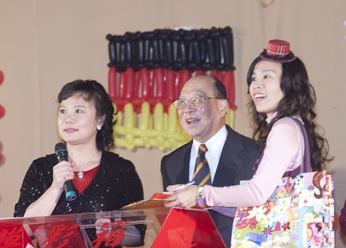 本校97年度歲末聯歡會在淡水校園學生活動中心熱鬧登場，豐富的摸彩獎金、獎品及精彩的節目演出，平日溫文儒雅的主管及教職員們，搖身一變成為秀場的佼佼者，讓人大開眼界！透過舞蹈、音樂、服裝等呈現出的異國特色，也讓參與盛會的全校教職員工及退休人員耳目為之一新。