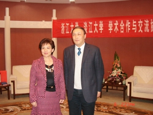 本校張家宜校長於1月8日率團訪問中國大陸浙江大學，並於當日下午與該校校長楊衛共同簽署學術合作與交流協議，兩校將進一步展開學術交流合作，共同培育國際化之人才。