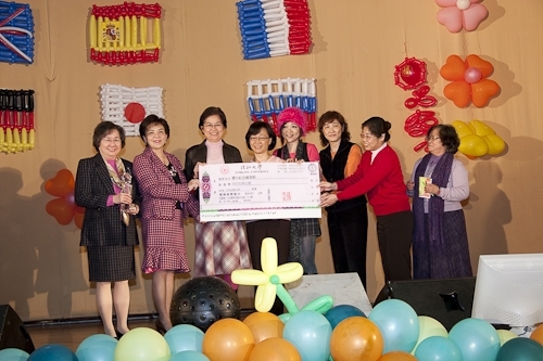 本校97年度歲末聯歡會在淡水校園學生活動中心熱鬧登場，豐富的摸彩獎金、獎品及精彩的節目演出，平日溫文儒雅的主管及教職員們，搖身一變成為秀場的佼佼者，讓人大開眼界！透過舞蹈、音樂、服裝等呈現出的異國特色，也讓參與盛會的全校教職員工及退休人員耳目為之一新。