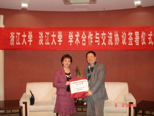 本校張家宜校長於1月8日率團訪問中國大陸浙江大學，並於當日下午與該校校長楊衛共同簽署學術合作與交流協議，兩校將進一步展開學術交流合作，共同培育國際化之人才。