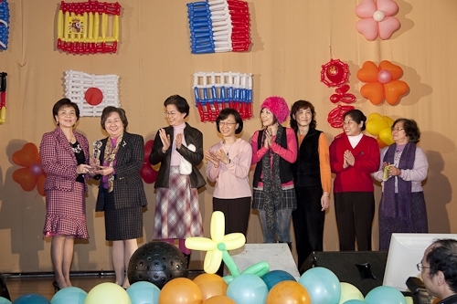 本校97年度歲末聯歡會在淡水校園學生活動中心熱鬧登場，豐富的摸彩獎金、獎品及精彩的節目演出，平日溫文儒雅的主管及教職員們，搖身一變成為秀場的佼佼者，讓人大開眼界！透過舞蹈、音樂、服裝等呈現出的異國特色，也讓參與盛會的全校教職員工及退休人員耳目為之一新。